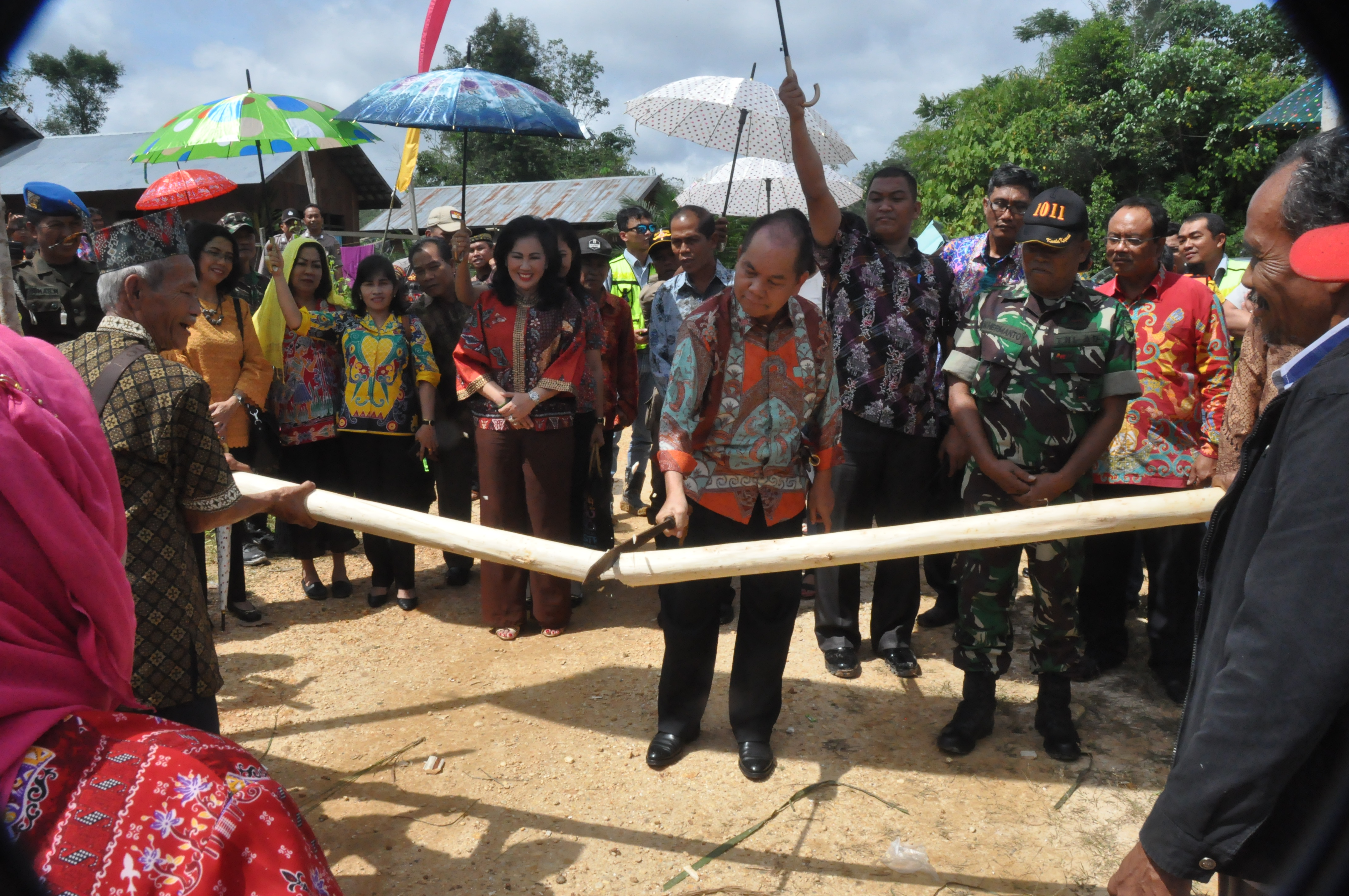  Ritual Adat Dayak Dalam Penyambutan Tamu Yang Dihormati