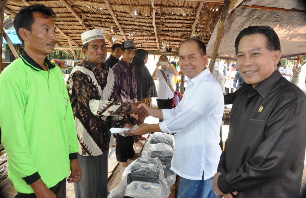  Bupati Kapuas Menyerahkan Bantuan Perahu Motor Buat Nelayan Di Kecamatan Bataguh