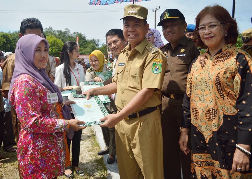  3.983 Sertifikat Tanah dan 20.419 Kartu Kapuas Sehat Gratis Dibagikan