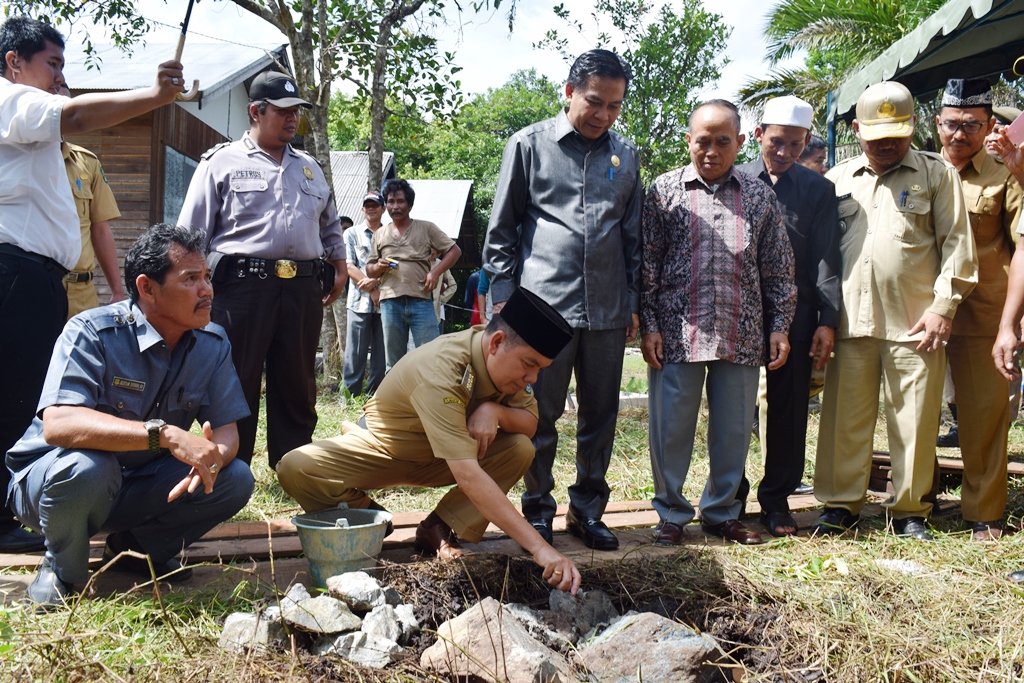  Bupati Lakukan Peletakan Batu Pertama Pembangunan Langgar Nurul Iman
