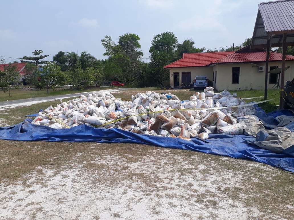  Tidak Ada Bukti Perizinan, Polres Katingan Segel Gudang dan Amankan 57 Ton Zircon