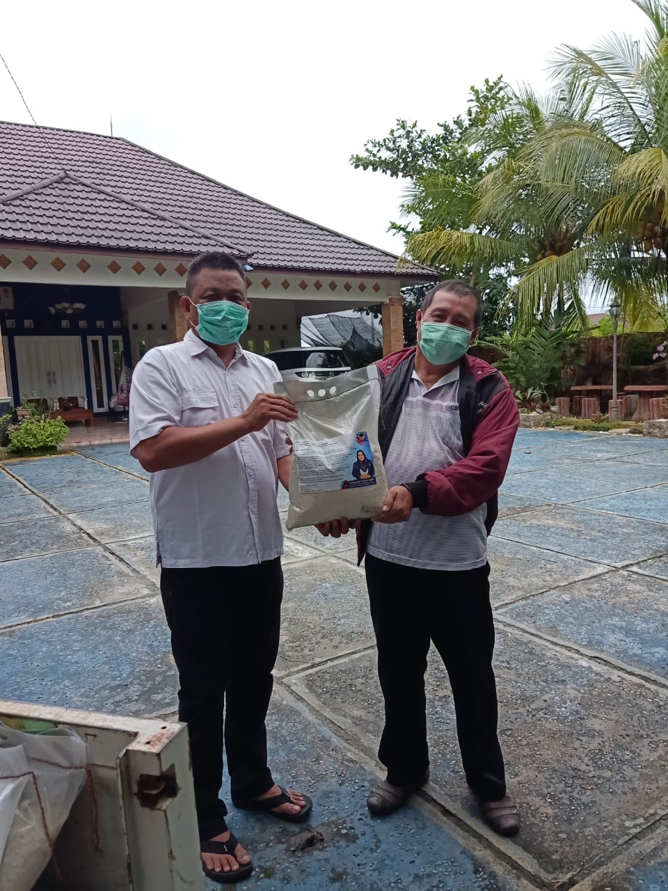  Giliran Porter Bandara Kebagian Sembako Gratis
