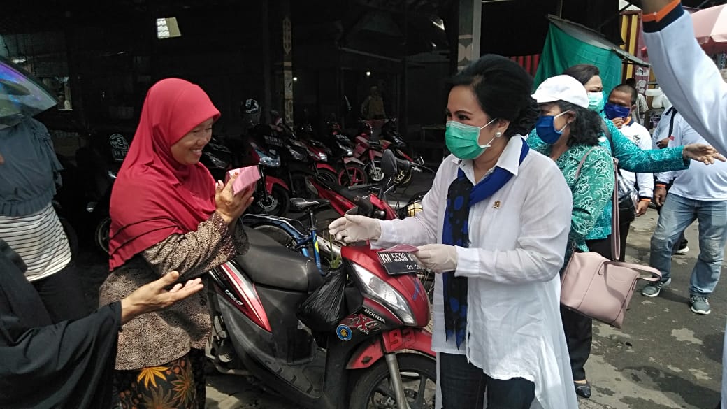  Peduli Kesehatan Masyarakat, Ary Egahni Bagikan Masker Gratis