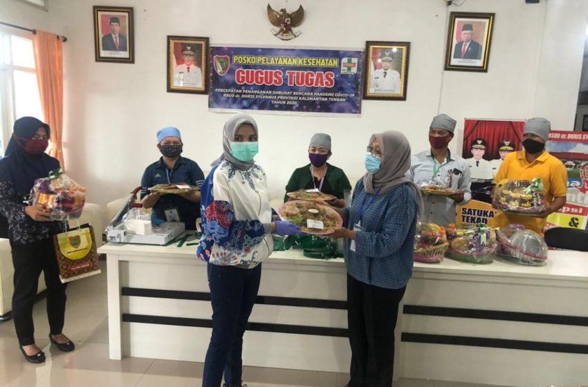  Ketua TP-PKK Kalteng Semangati Tenaga Medis Dan Bagikan Makanan