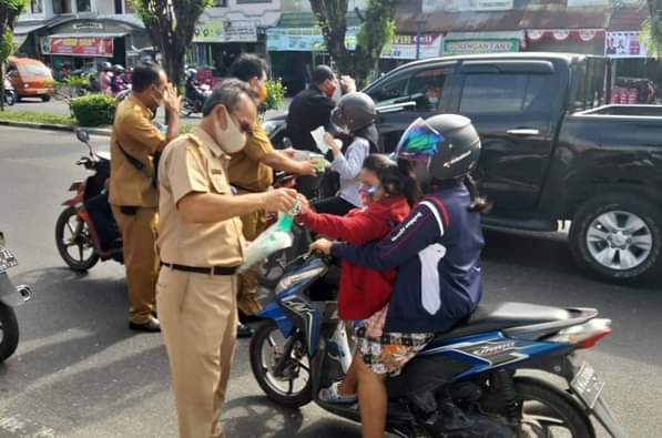  Pejabat di Lingkungan Pemprov Bagikan Masker Secara Gratis