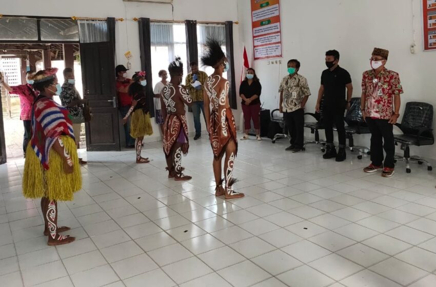  Kunjungi Mahasiswa Afirmasi Papua, Stafsus Presiden RI dan Duta SDGs Indonesia Perkenalkan Para-Para Papua