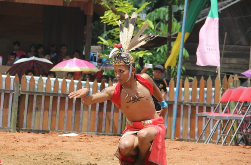  Legenda Dayak Ot Siau dan Ot Bukot, Suku Primitif Berbetis Merah