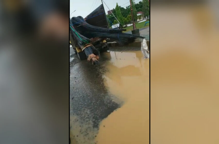  Tidak Jauh dari Depan Rujab Bupati Barsel, Kondisi Ruas Jalan Bundaran Sanggu — Pertigaan Rikut Jawu Rusak dan Berlubang