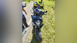 FOTO : Sepeda motor korban Tantri Manaheta Honda Beat Warna Hitam rusak akibat bertabrakan dengan truk