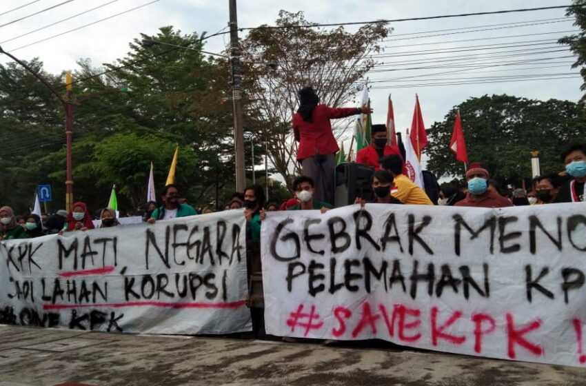  Ratusan Mahasiswa Demo Tuntut Ketua KPK Mundur