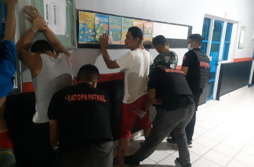  Razia Rutan, Petugas Dapati Gawai hingga Sajam