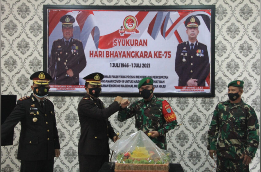  Dandim 1016 Berikan Kejutan Nasi Tumpeng Di HUT Bhayangkara Ke – 75 Kepada Kapolresta Palangka Raya