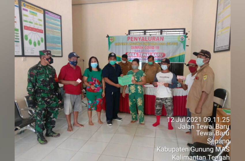  Penyaluran BLT DD Bagi 72 Keluarga Pra Sejahtera Dikawal Babinsa Koramil Sepang