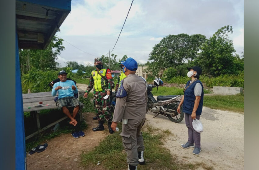  Laksanakan Patroli Prokes, Babinsa Kurun Ajak Masyarakat Memakai Masker