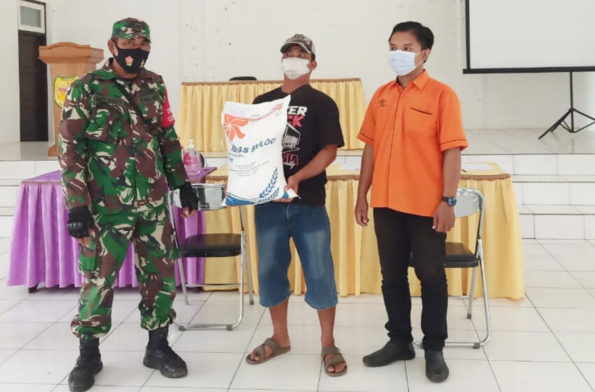  Penyaluran BST di Kecamatan Mihing Raya Kabupaten Gunung Mas Dikawal Babinsa Sepang