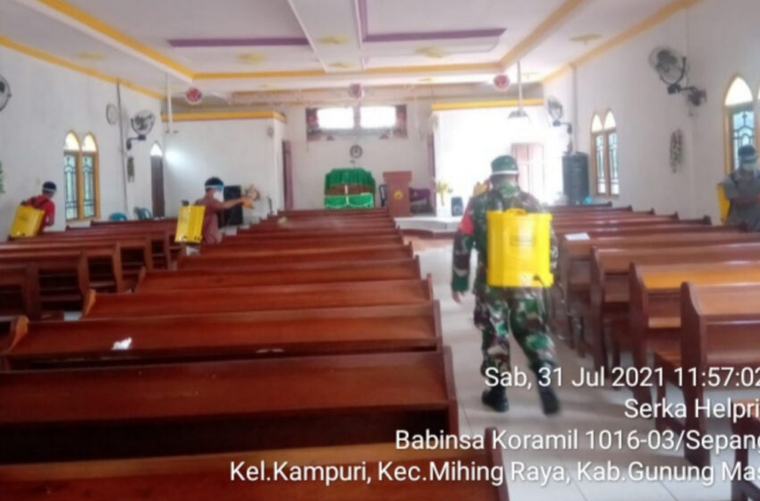  Babinsa Koramil Sepang Lakukan Penyemprotan Disinfektan di Kelurahan Kampuri