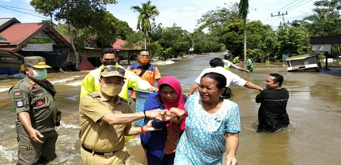 FOTO : Gubernur Kalteng, Sugianto Sabran beserta wakilnya Edy Pratowo saat ikuti rapat monitoring dan evaluasi (Monev) pemberantasan korupsi dengan 15 Kepala Daerah dan jajaran se-Kalimantan Tengah (Kalteng) secara daring pada Kamis, 9 September 2021.