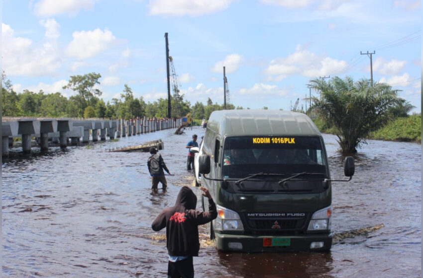  Satgas TMMD Ke-112 Kodim Palangka Raya Lintasi Daerah Banjir Bukit Rawi