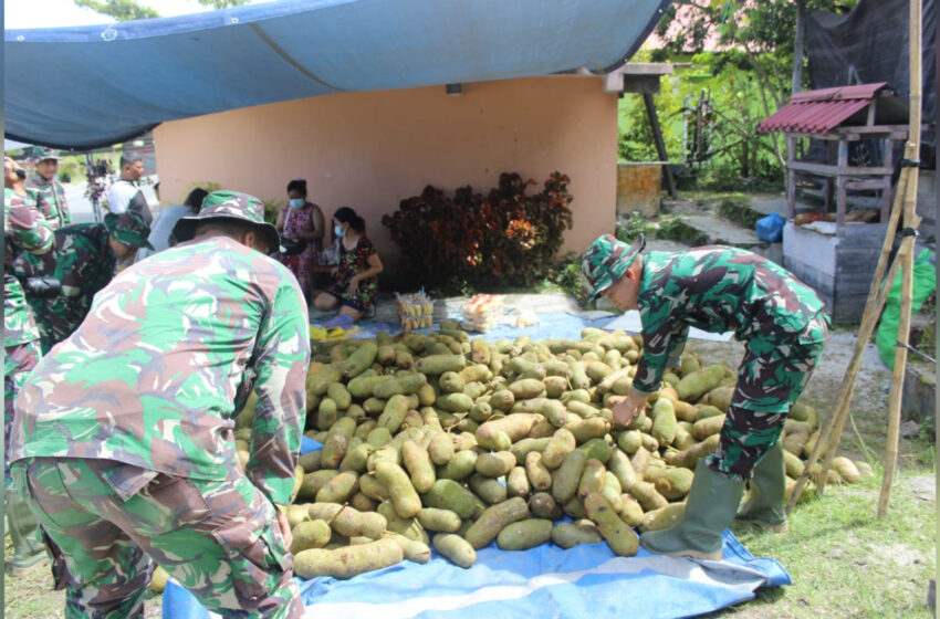  Dukung UMKM Lokal, Personel TMMD Ke-112 Borong Dagangan Warga