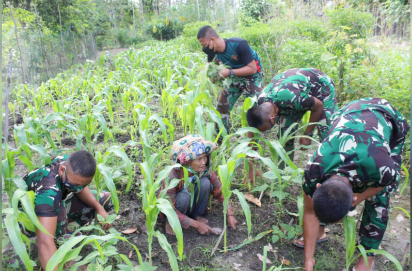  Wujud Aksi Sosial Personel Satgas TMMD Reguler ke – 112 Diselah Berjalannya Program