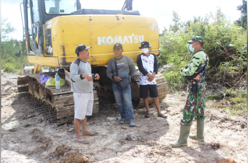  Babinsa Jalin Komsos Bersama Lurah di Lokasi TMMD Kelurahan Kampuri