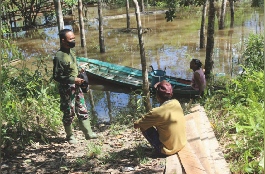  Aksi Kegiatan Sosial Praka Ngudi Setiyanto Di Sela – Sela Aktivitas TMMD Reguler ke-112 Kodim 1016/PLK