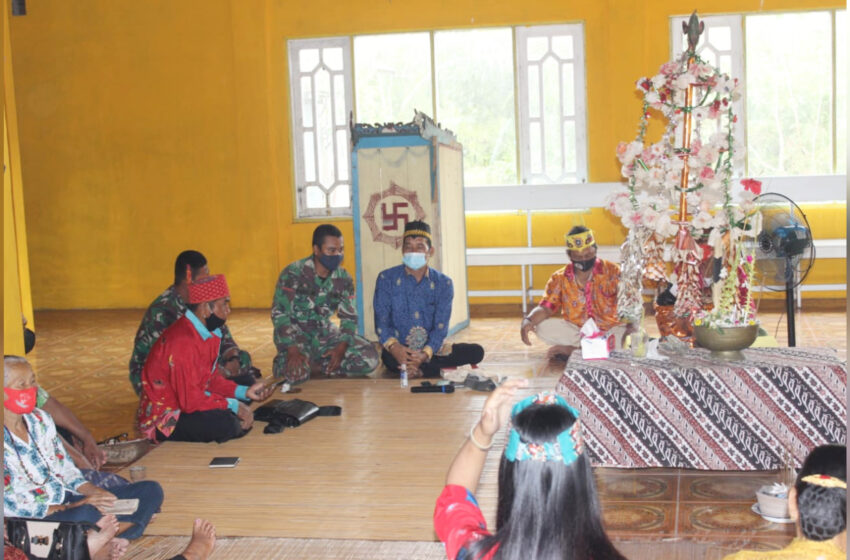  Jalin Silaturahmi, Personel TMMD Sambangi Balai Hindu Kaharingan di Kelurahan Kampuri