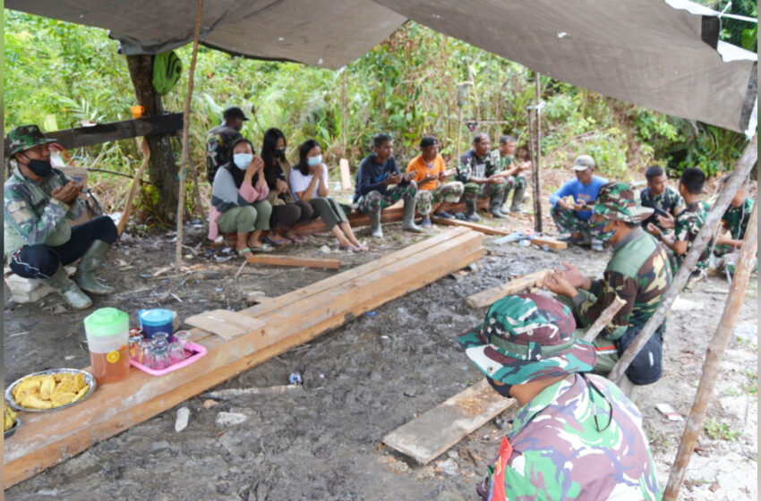  Jelang Pemasangan Atap Pos Kamling, Satgas TMMD Reguler ke-112 Kodim 1016/PLK bersama Warga Gelar Selamatan