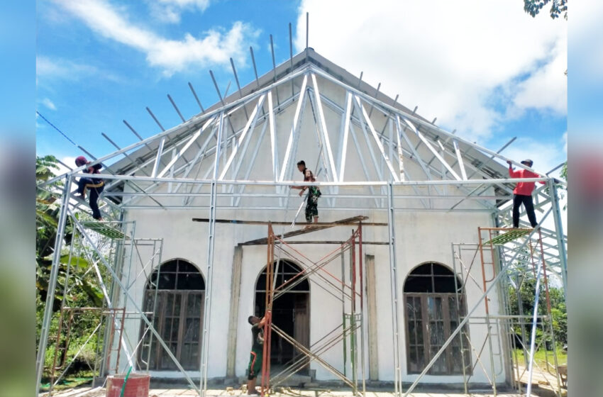  Satgas TMMD Kebut Pemasangan Rangka Baja Ringan Gereja Mawar Saron