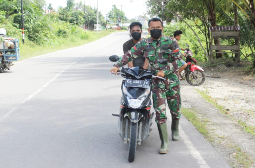 Personel Satgas TMMD Sigap Bantu Warga Dorong Motor Mogok di Tengah Jalan
