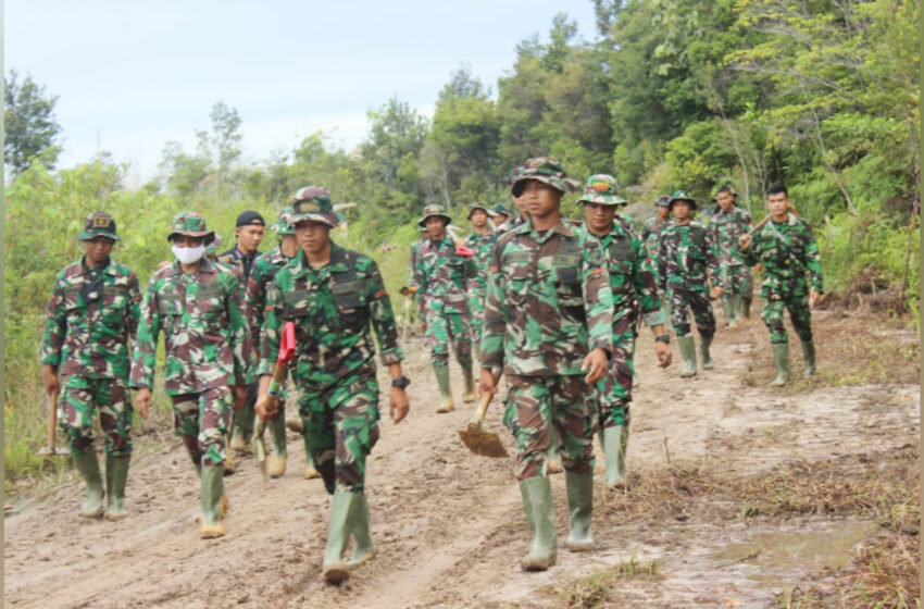  Bentuk Kebersamaan, Personel TMMD dan Warga Kampuri Jalan Kaki Menuju Lokasi Kerja