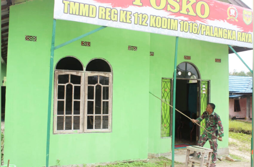  Personel Satgas Lakukan Pengecatan Posko TMMD Reguler Ke 112
