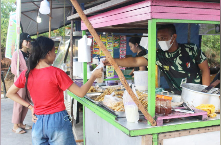  Personel TMMD Bantu Warga Kampuri Jualan Gorengan