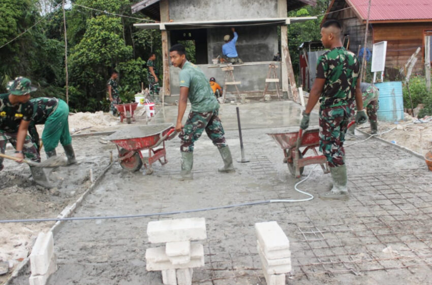  Satgas TMMD Lakukan Pengecoran Jalan Depan Pos Kamling