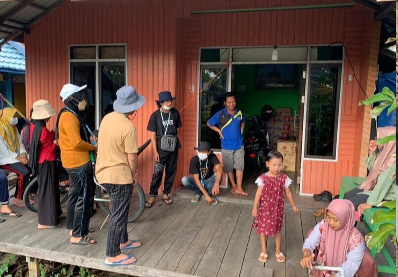  KKNT-Mandiri UPR Membangun Desa Sungai Undang bersama Masyarakat Lakukan Pembagian dan Penanaman Bibit Cempedak 
