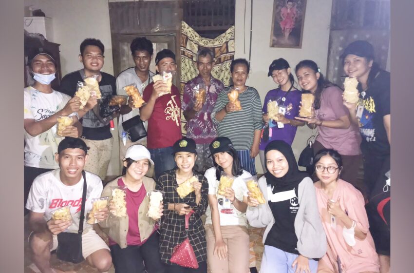 Pelajari Usaha Masyarakat, Kelompok KKNT-Mandiri UPR Desa Bangun Sari Ikuti Produksi Keripik Pisang