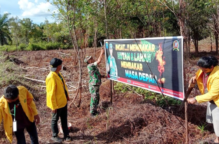  Kelompok KKNT-Mandiri UPR Membangun Desa Bambulung Bersama Masyarakat ‘Menancapkan’ Spanduk Imbauan Cegah Karhutla
