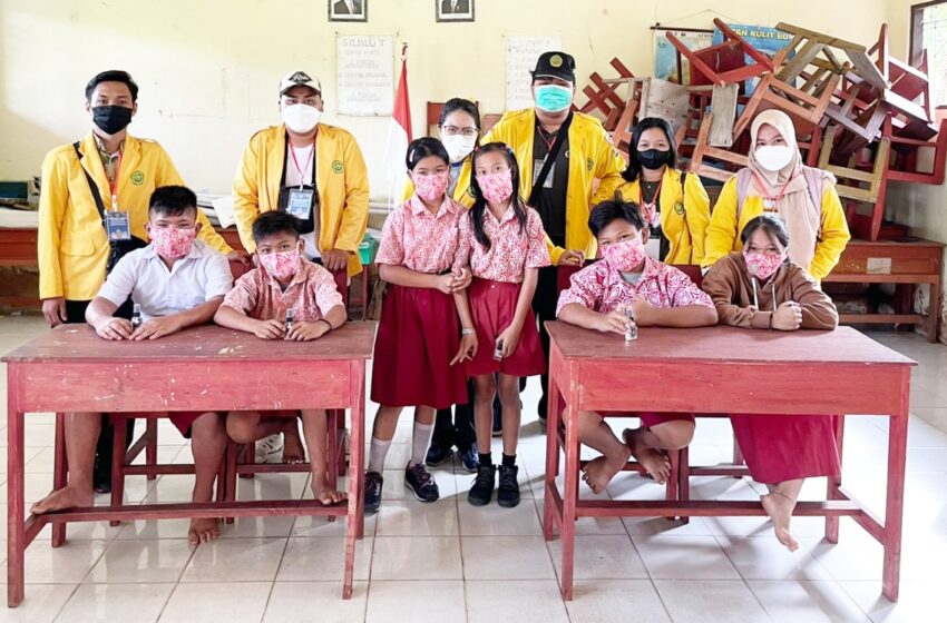  Tingkatkan Kesadaran Prokes di Masyarakat, Kelompok KKNT-Mandiri UPR Membangun Desa Tanjung Taruna Bagikan Masker dan Hand Sanitizer ke Pelajar