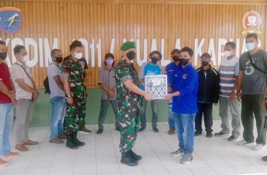 Kodim 1011/Klk Bagikan Parsel Lebaran untuk Awak Media