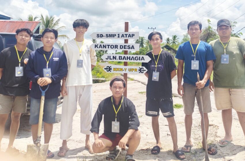  Benahi Infrastruktur Desa, KKN-T MANDIRI UPR Membangun Desa Pematang Limau Perbaiki Plang Petunjuk Jalan