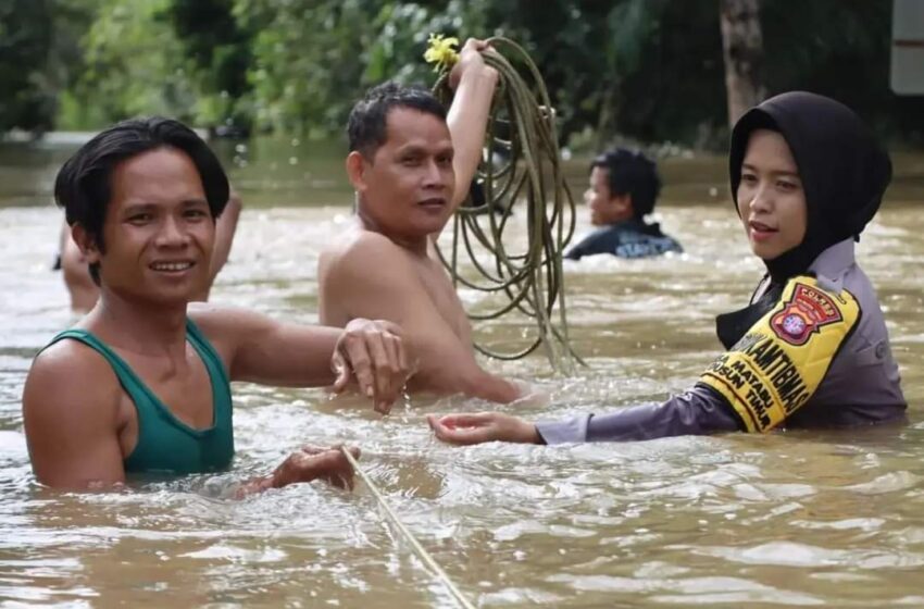  Desa Haringen Banjir, Polwan Cantik Evakuasi Warga Desa