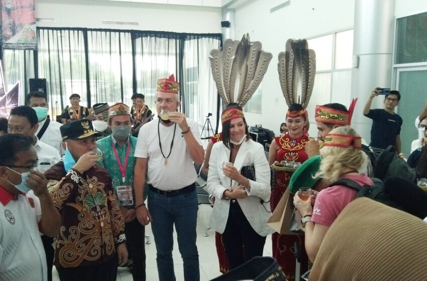  Memperkenalkan Kalimantan Tengah, Pebalap Sepeda dari 30 Negara Disuguhi Minuman Tradisional