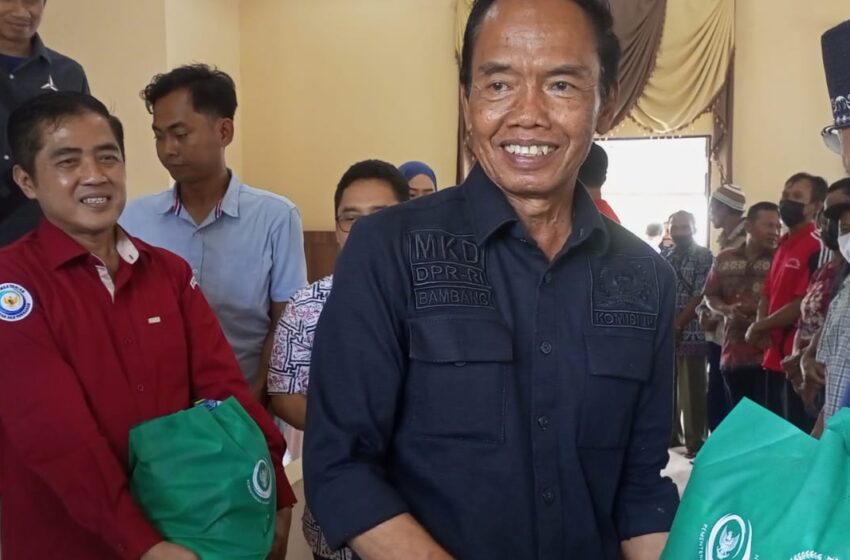  Anggota Komisi IV DPR RI dan KKP RI Bagikan Sembako kepada Nelayan Kurang Mampu
