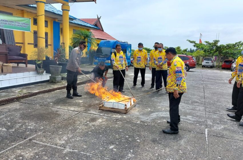  Disdikpora Gumas Musnahkan Ratusan Blanko Ijazah Sisa