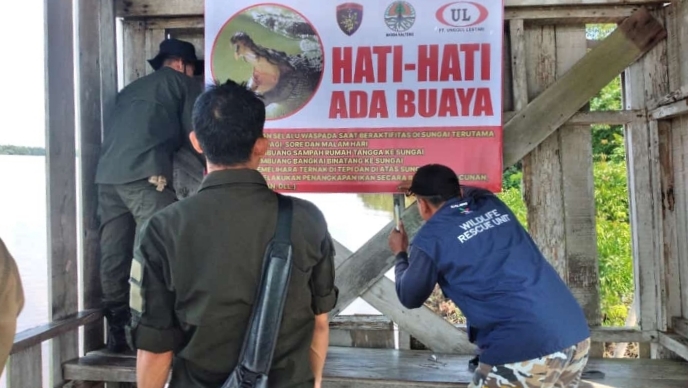  BKSDA Pos Sampit Pasang Spanduk Peringatan Hindari Serangan Buaya di Sungai Mentaya
