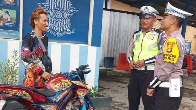 Tidak Gunakan Helm, Pengendara Ini Dapatkan Teguran Secara Humanis