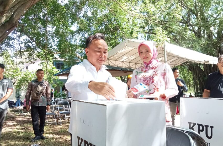  Ajak Masyarakat Kalteng Gunakan Hak Pilih, Gubernur Sugianto Sabran ‘Nyoblos’ di TPS-02 Juanda