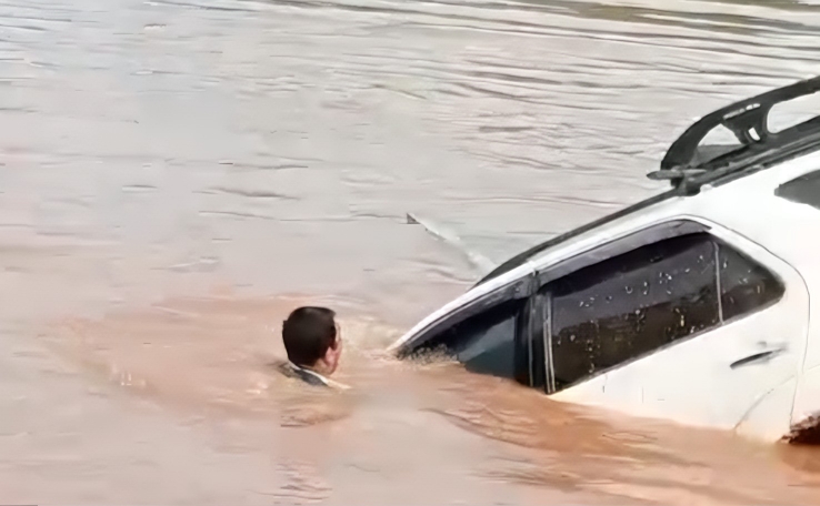  Terjun Ke Sungai Menyelamatkan Kapolsek Terjebak Dalam Mobil, Pemilik Mobil Fortuner Diduga Tenggelam